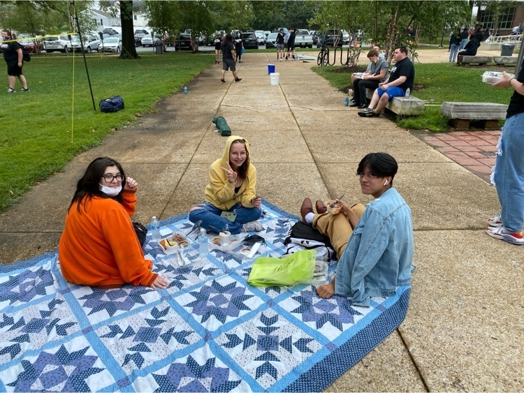 Class of 22 seniors eat at Lunch on the Lawn
